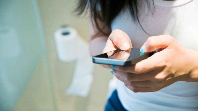meeting the parents use phone in toilet
